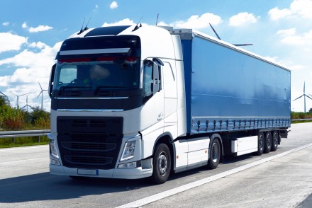 LKW auf Autobahn // Truck on highway