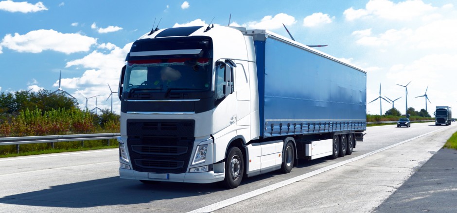 LKW auf Autobahn // Truck on highway